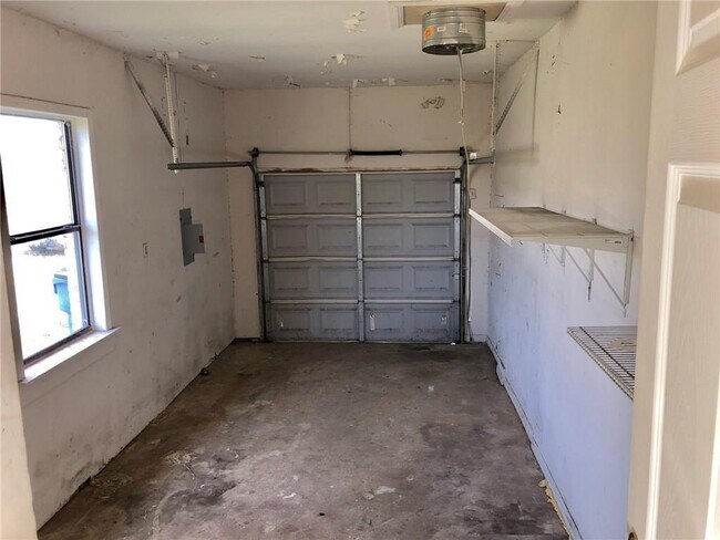 Building Photo - 307 S Mustang Ave