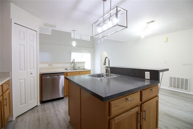 Building Photo - 1222 Myopia Hunt Club Dr