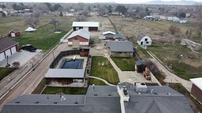 Building Photo - 3 bdrm 3 bath Home 2 car Garage 1.8 Acres Horse property. All Utilities included.