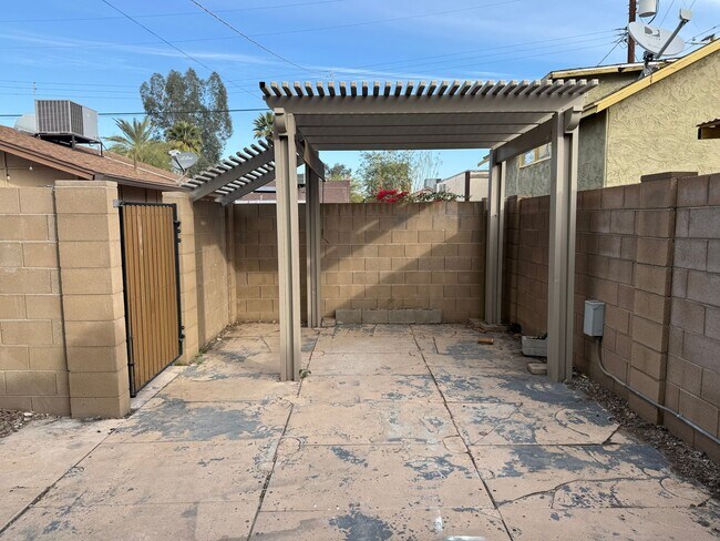 Building Photo - 4 Bedroom Home in Historic Central Phoenix | All Utilities Included