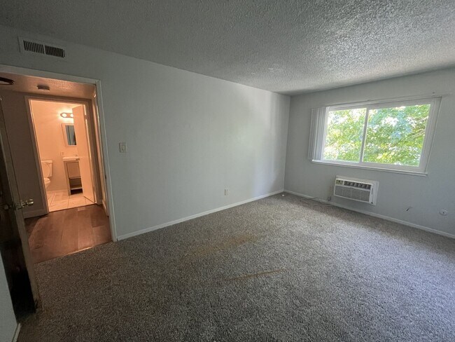 Building Photo - MOVE IN SPECIAL! $100 OFF FIRST 2 MONTHS OF RENT!!! 2 BEDROOM 1 BATH