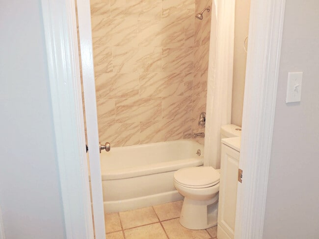 Building Photo - Breathtaking 3 bedroom, 1 bath Mayfield He...