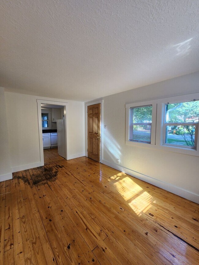 Building Photo - Charming Cottage-Black Mountain