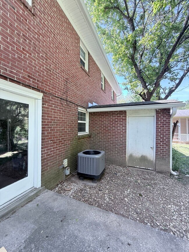 Building Photo - 3-bedroom, 2 full bath duplex in the desirable Lansdowne area