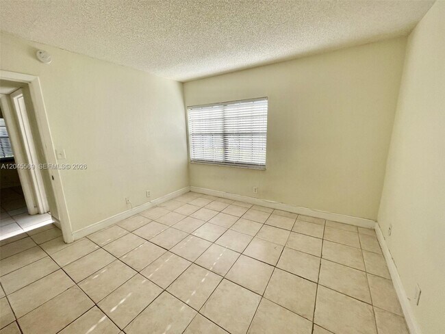 Building Photo - 2642 Riverside Dr
