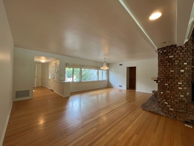 Building Photo - Encino 3+3 w/gated entry, pool + solar panels!