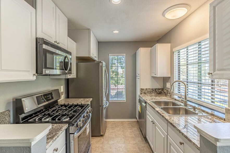 Building Photo - 2554 Olive Dr