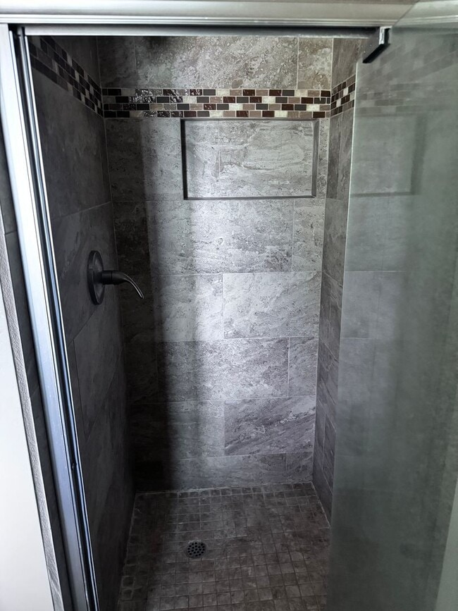 Building Photo - Beautiful 4 bed 2 baths house in a great a...