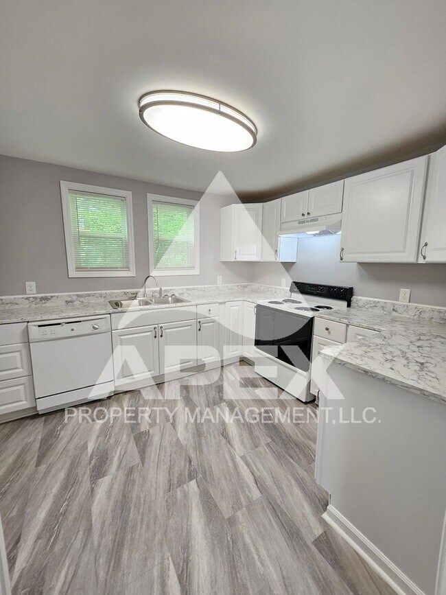 Building Photo - Renovated Craftsman Style 2 Bd 1- Ba Single Family Home with off street parking mins from Downtown!