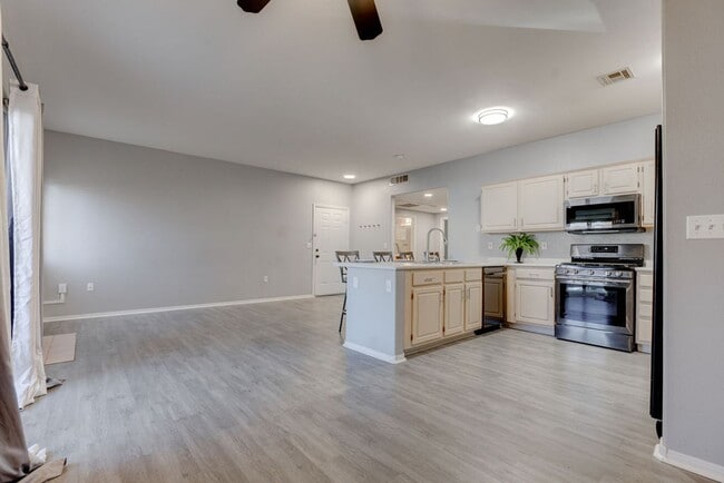 Building Photo - 855 N Stephanie St