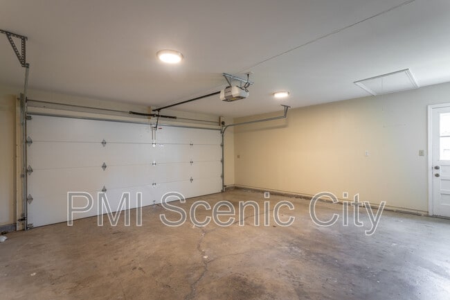 Building Photo - 8140 Holly Crest Dr