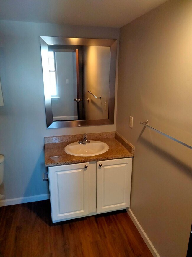 Building Photo - 210 Farmington Ave