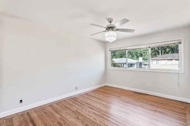 Building Photo - Charming Single-Family Home in a Desirable...