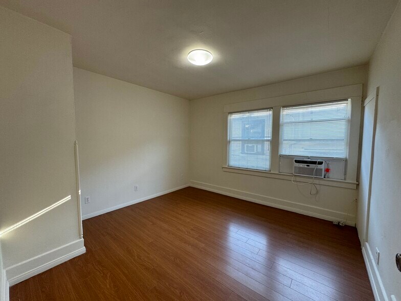 Building Photo - 1150 W 30th St