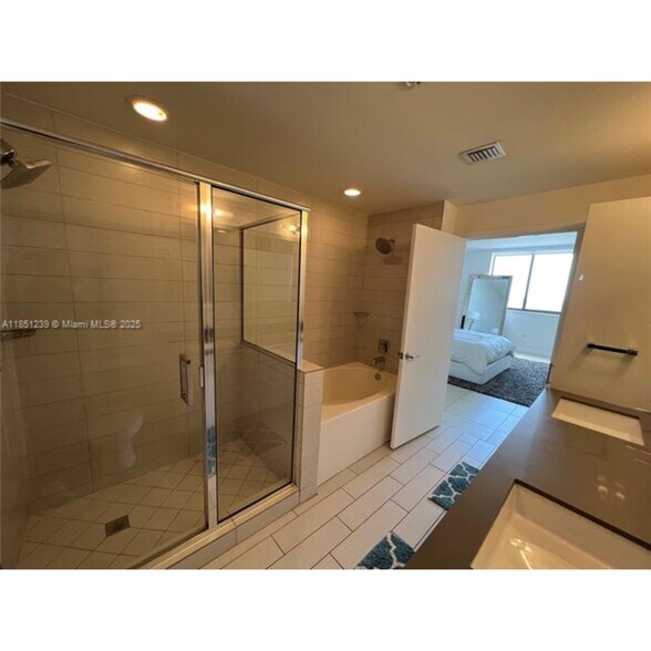 Building Photo - 999 SW 1st Ave