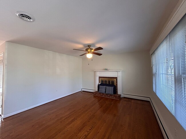 Building Photo - Lovely 3 BR home with garage, Convenient t...