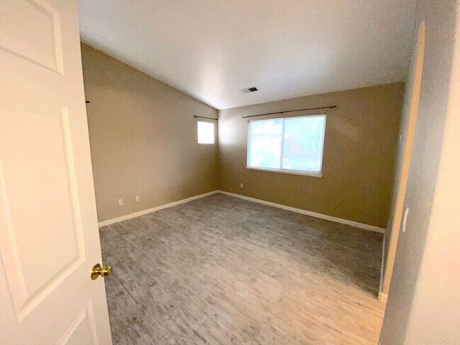 Building Photo - Sky Vista in Stead - Single Story Home with Fireplace and Mountain Views