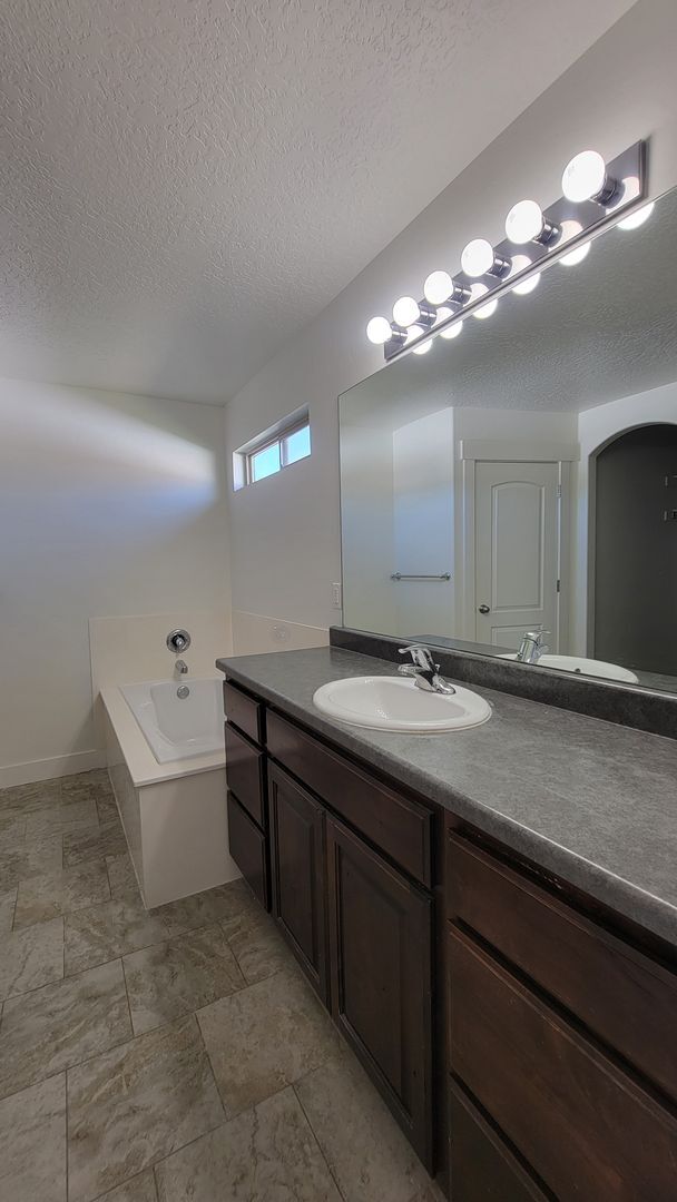 Building Photo - Large and Spacious Lehi Home