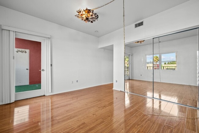 Building Photo - Amazing 2 Bed Condo in Noho!