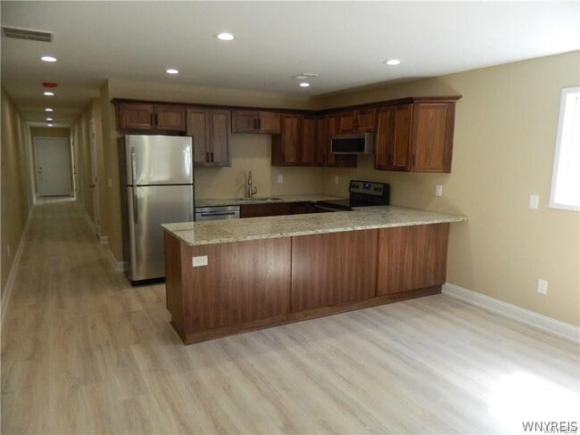 Building Photo - 417 Center St