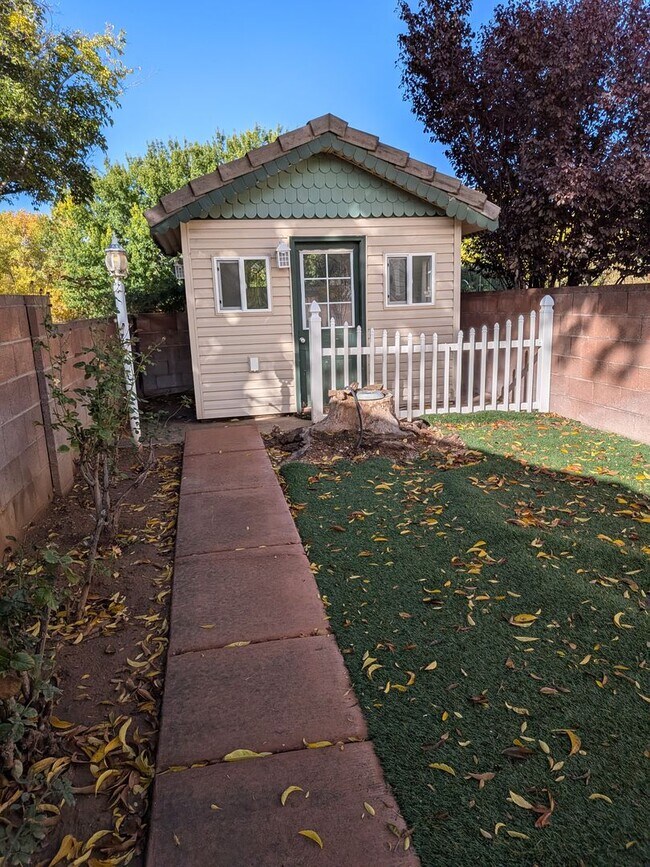 Building Photo - Low-Maintenance Living in the Heart of St. George