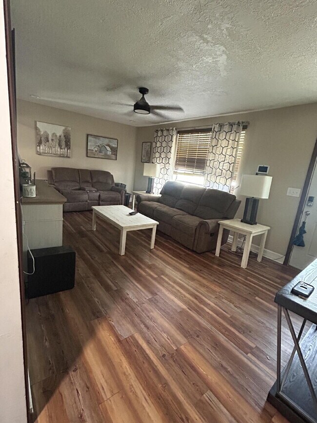 Building Photo - "Charming 3-Bed Home in Clarksville – Cozy Living with 1.5 Baths at 512 Appleton!"