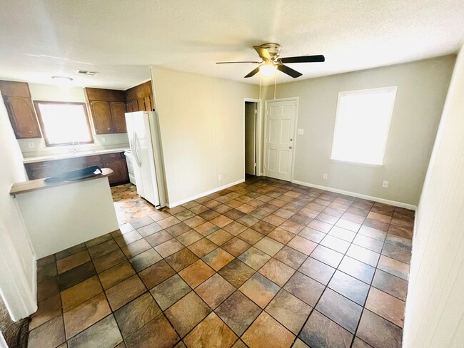 Building Photo - ** 3 Bed 1.5 Bath close to Lagoon Park** C...