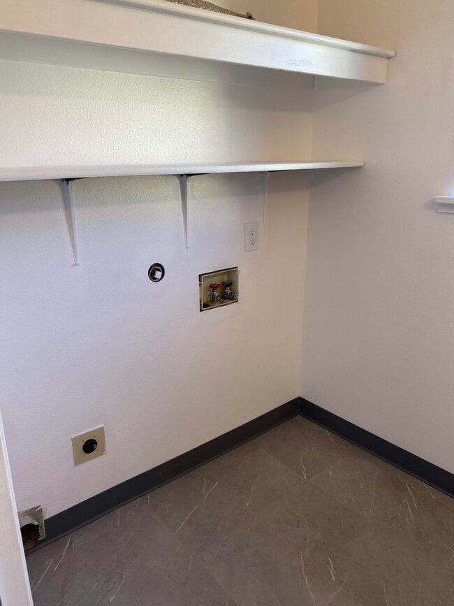 Building Photo - Large 2 bedroom, 1.5 bathroom Townhouse st...