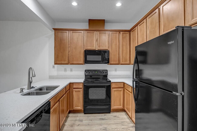 Building Photo - 5915 Pavilion Dr