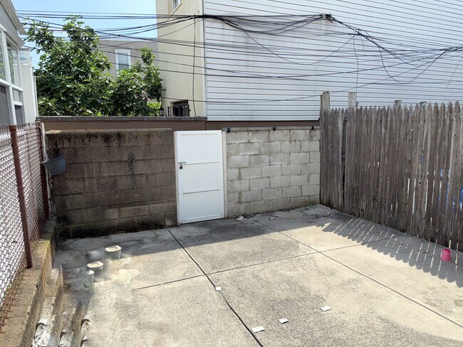Building Photo - 1734 Wolf St