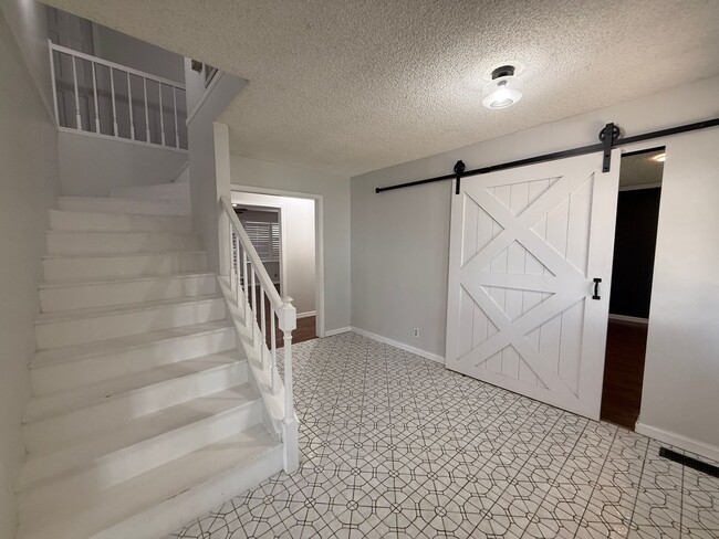 Building Photo - Luxury 4 Bed Home with Bonus Rooms and Pool