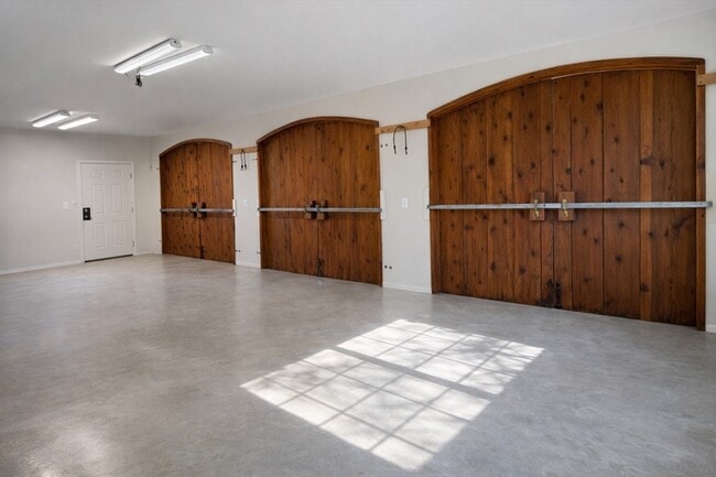 Building Photo - 20250 Vineyard Ln