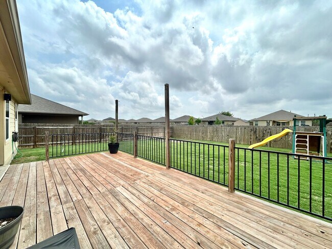 Building Photo - Stunning 3/BR 2/BA Home with Spacious Back...