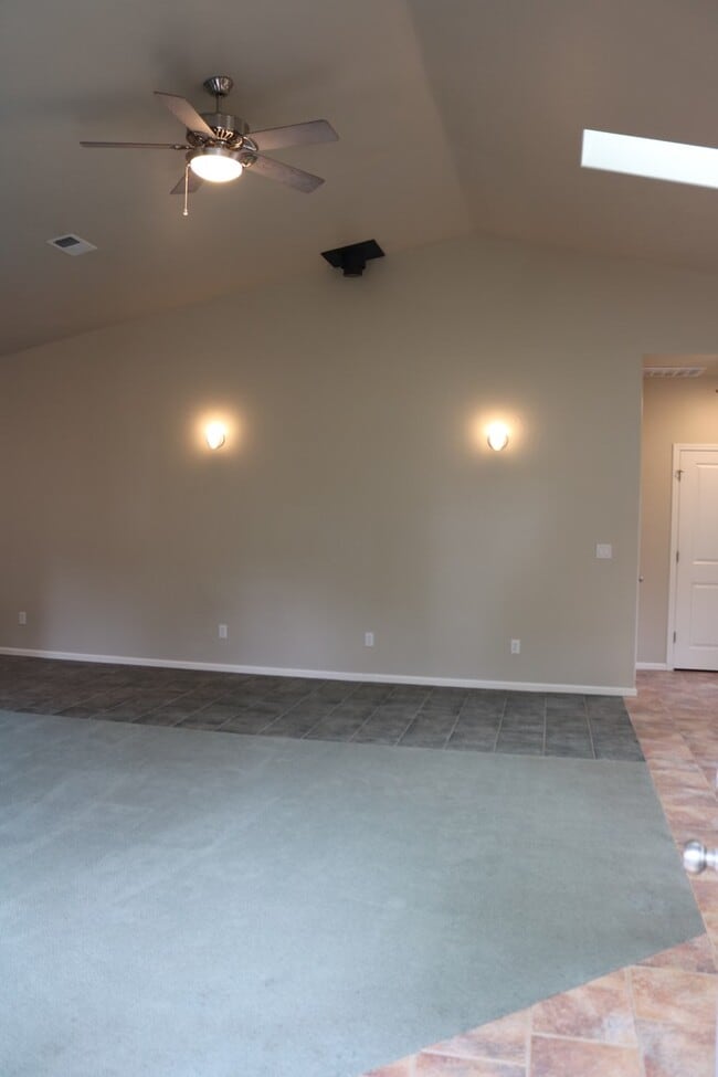 Building Photo - Gorgeous, spacious 3/2.5 with garage and o...