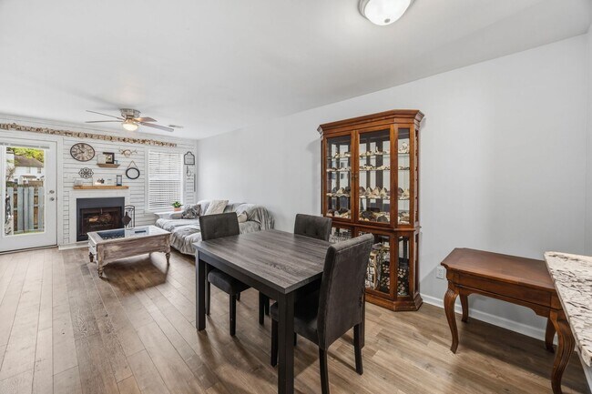 Building Photo - Modern Comfort & Convenience in Regents Green Townhome