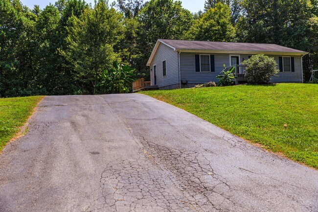 Building Photo - New Listing!