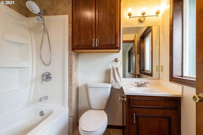 Building Photo - Beautiful Hermiston Home offers a perfect balance of comfort and convenience