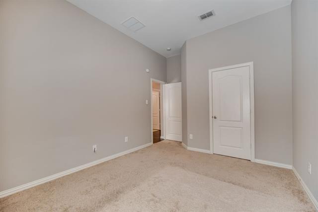 Building Photo - 2609 Lake Ridge Dr
