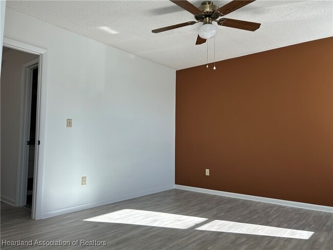 Building Photo - 2016 Lakeview Dr