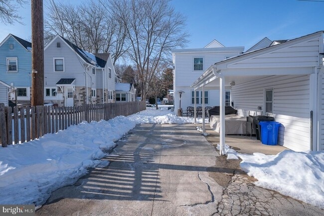 Building Photo - 227 E Hathaway Ln