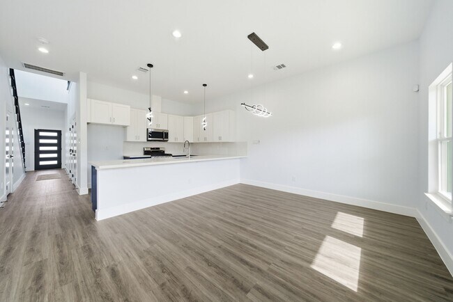 Building Photo - 1015 Ellington St