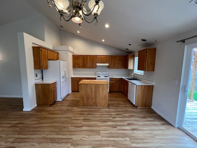 Building Photo - SINGLE FAMILY HOME W/ FENCED YARD/ DOUBLE ...