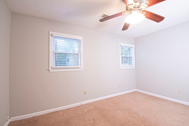 Building Photo - BEAUTIFUL LARGE 3 BED, 2.5 BATH. *MUST SEE*  (VIDEO TOUR)