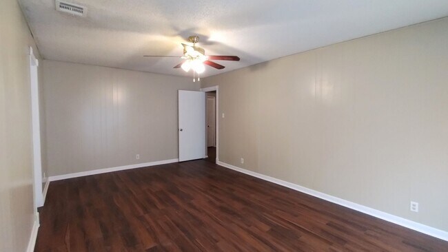 Building Photo - 5102 Alan Bean Dr