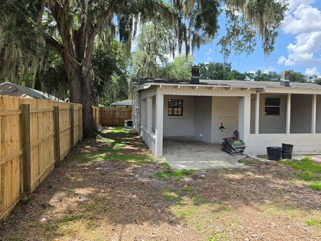 Building Photo - 2205 S Park Ave