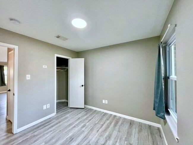 Building Photo - 6935 Creek Village Dr