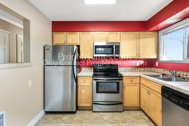 Building Photo - SW Portland Two Bedroom Condo In The Heart Of Burlingame!