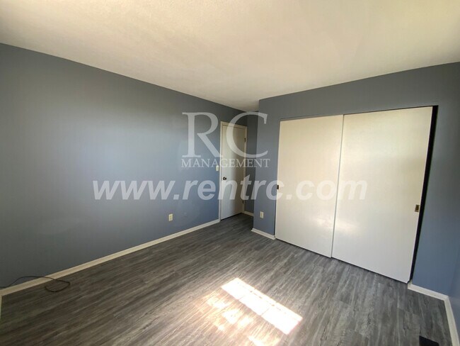 Building Photo - 206 Fourteenth E (g)-