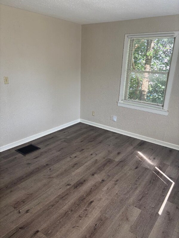 Building Photo - 242 E Siebenthaler Ave