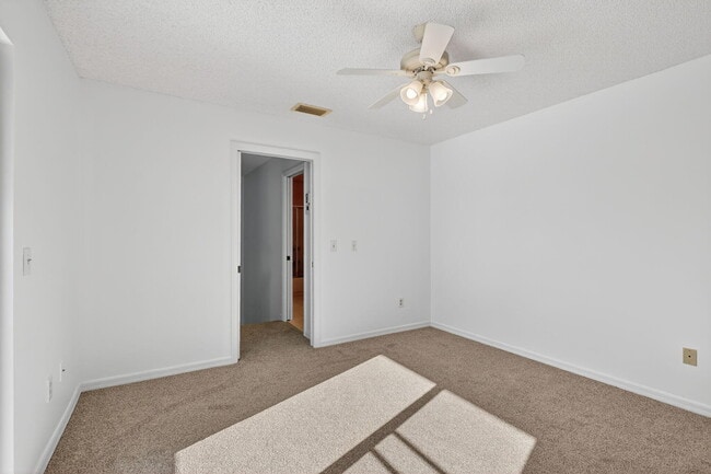 Building Photo - 3004 SE Round Table Dr